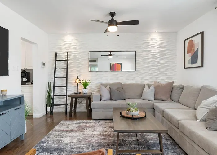 Old Town Family Retreat-free Heated Pool-spa-putt Grn-gym Holiday home Scottsdale