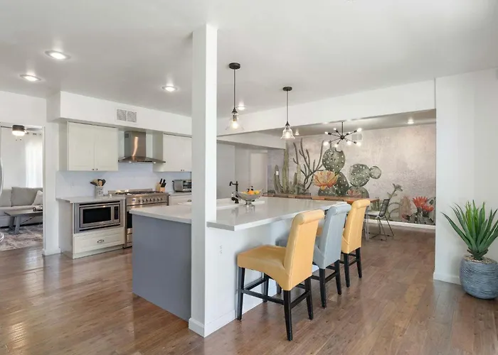 Old Town Family Retreat-free Heated Pool-spa-putt Grn-gym Holiday home Scottsdale