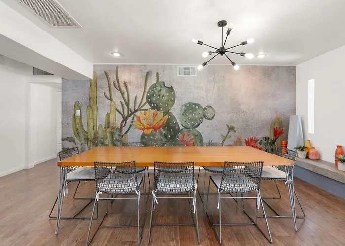 Old Town Family Retreat-free Heated Pool-spa-putt Grn-gym Holiday home Scottsdale