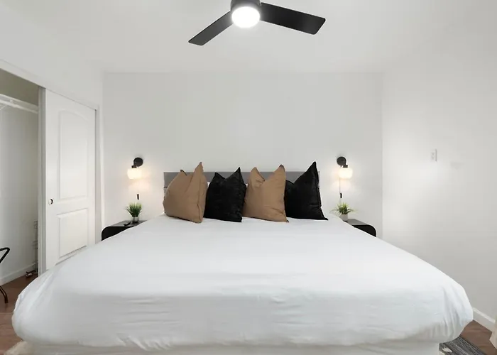 Old Town Family Retreat-free Heated Pool-spa-putt Grn-gym Holiday home