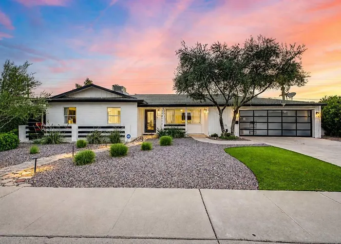 Old Town Family Retreat-free Heated Pool-spa-putt Grn-gym Holiday home Scottsdale