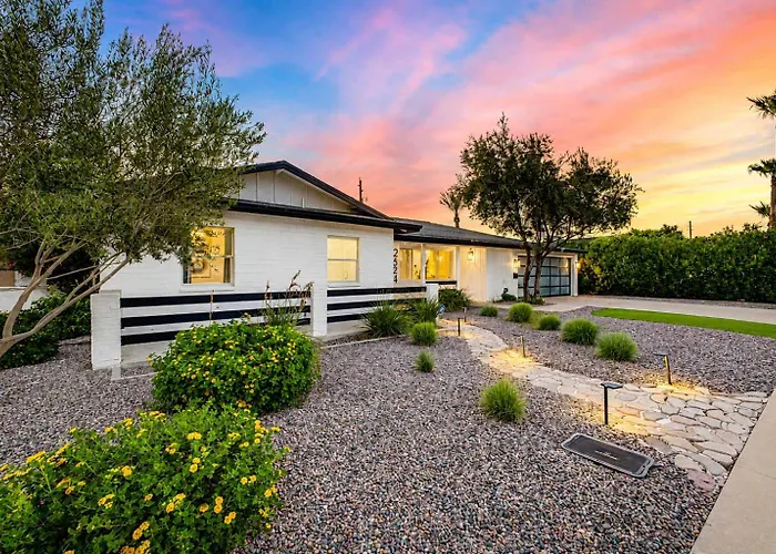 Old Town Family Retreat-free Heated Pool-spa-putt Grn-gym Holiday home Scottsdale